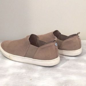 Women’s Steve Madden beige slide ons 8.5